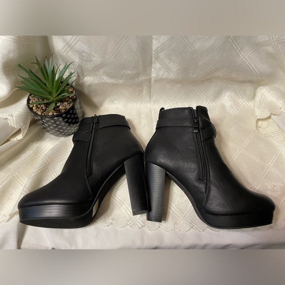 Brand new BOOTS - Picture 3 of 8